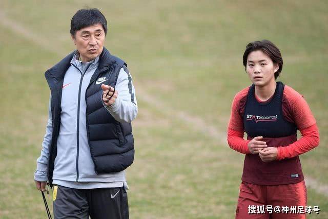 马雷斯卡引领曼城开局完美，首发阵容展现潜力